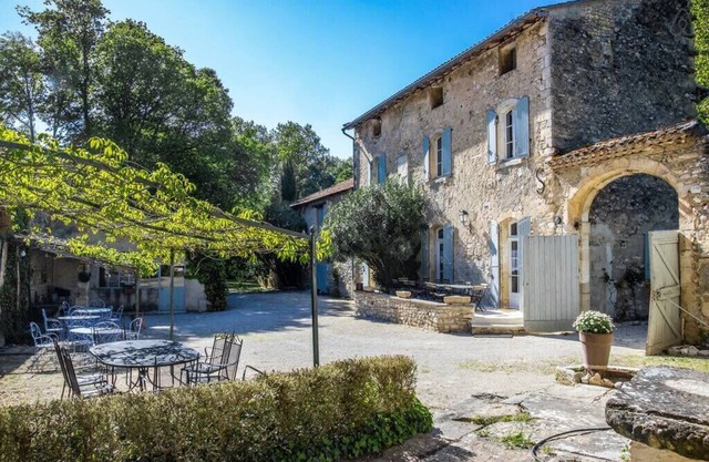 Gran casa de campo provenzal con piscina