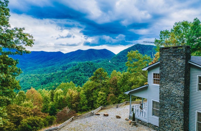 Panoramic Mountain Views w/ Hot Tub & 2 King Suites! Private location on 3 acres