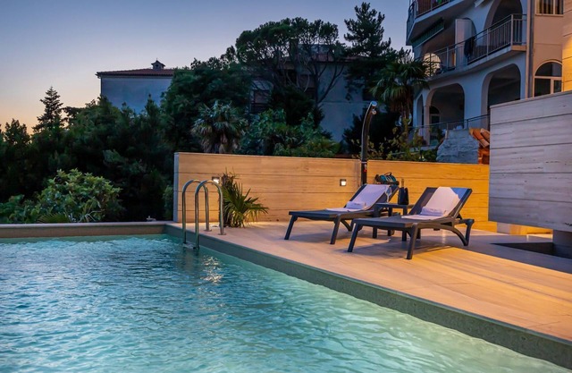 Impresionante piso junto al mar con piscina, vistas al mar, ducha exterior, tumbonas