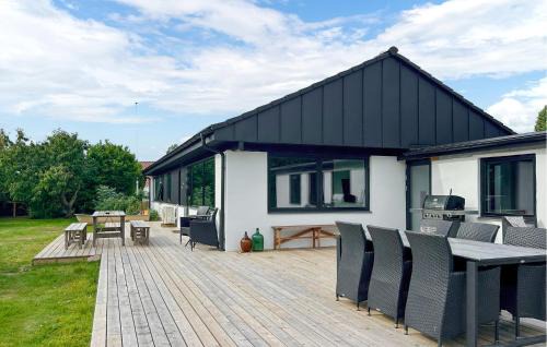 Stunning Home In Endelave With Wifi