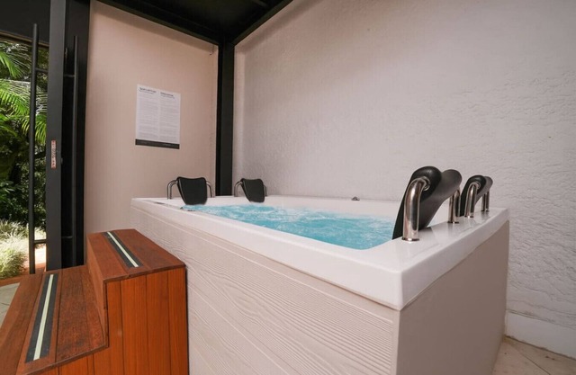 Stunning House Near Provenza with Private Jacuzzi