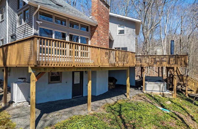 Stunning House on River with Hot Tub and Game Room in Big Bass Lake w/Amenities!