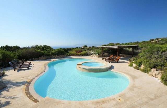 Estupenda casa de vacaciones privada con WIFI, jacuzzi, A/C, piscina privada, TV, patio