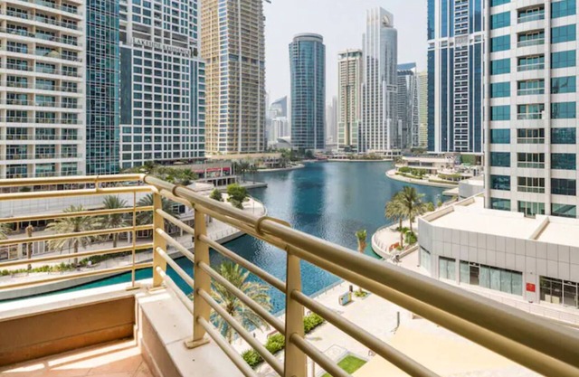 Stunning Lake Views 2BR near Metro stn, Dubai Marina & JBR