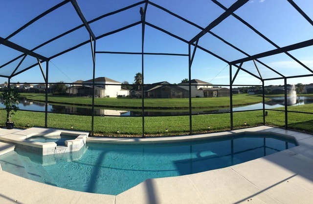 Impresionante villa junto al lago, piscina y spa. 4BR / 3BA - Comunidad cerrada - Disney 12 Mins