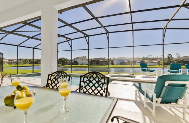 Piscina y spa con orientación sur - Impresionante Lakeview Villa Ejecutivo