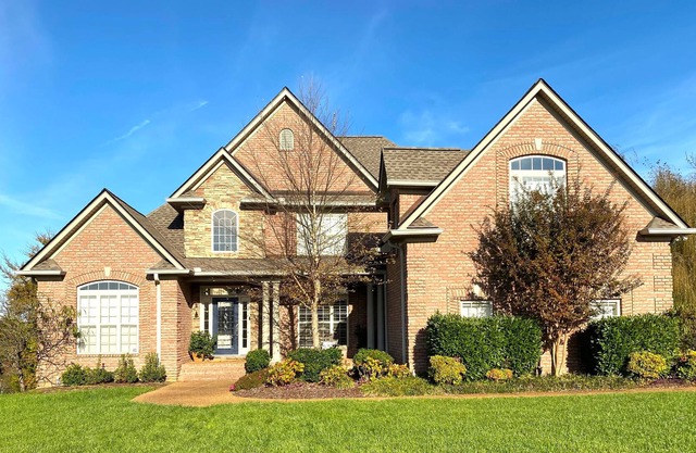 Stunning Lakeview Home, 25 min from Downtown Nashville