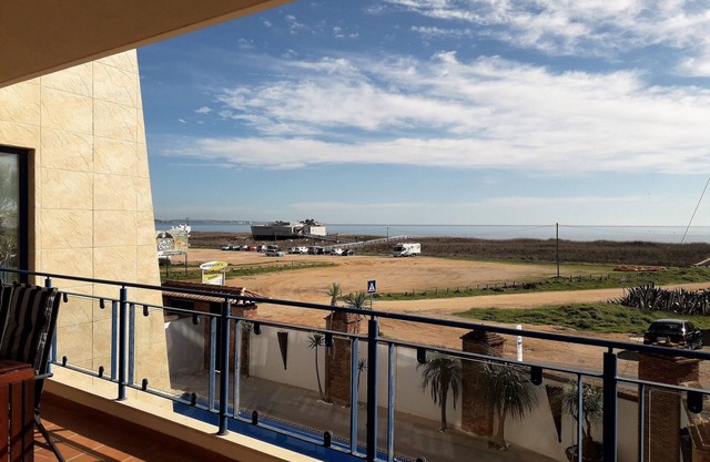 Impresionante apartamento moderno de 2 dormitorios con vistas al mar y piscina comunitaria en la azotea