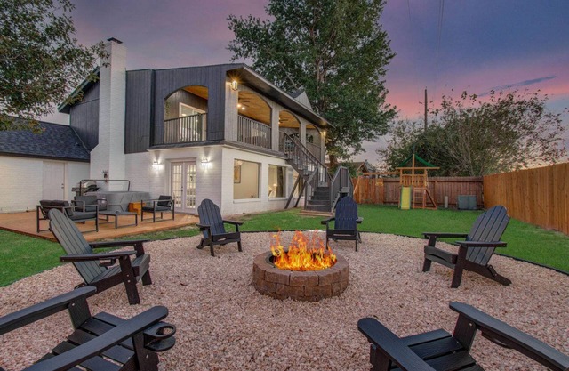 Stunning Modern Dream Home, 5-BD, Sleeps 14