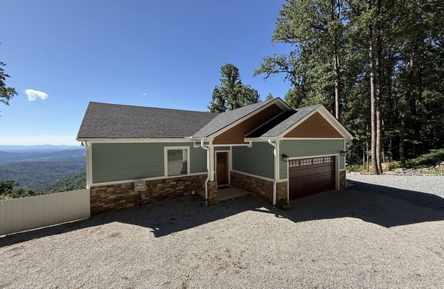 Stunning mountain view home in Little Switzerland with large viewing deck