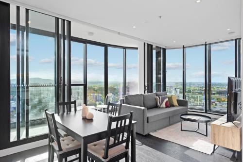 Stunning Mountain Views plus Infinity Pool, Gym, Park
