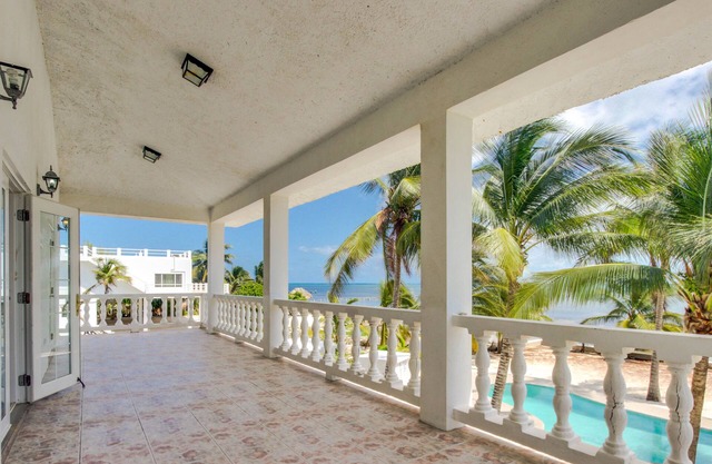 ¡Impresionantes vistas, una piscina, aire fresco del mar y ubicación frente al mar te esperan!