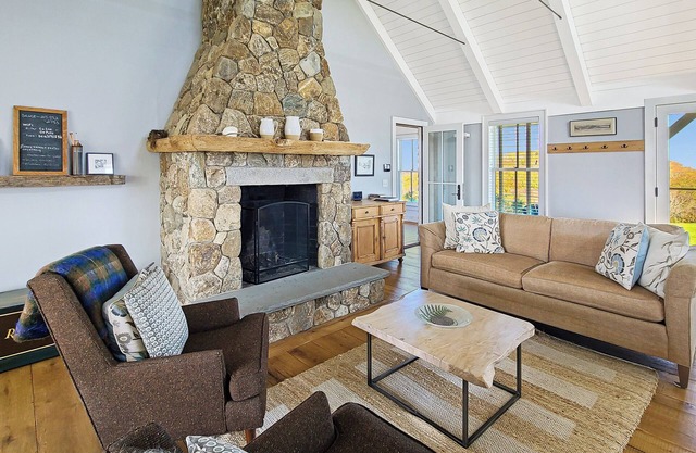 Stunning & Private 6BD+ Oceanfront Complex--Amazing Views, A/C, Hot Tub, Walk to Coast Guard Beach