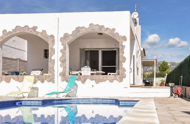 Stunning private villa for 6 guests with private pool, A/C, WIFI, TV, pets allowed and parking