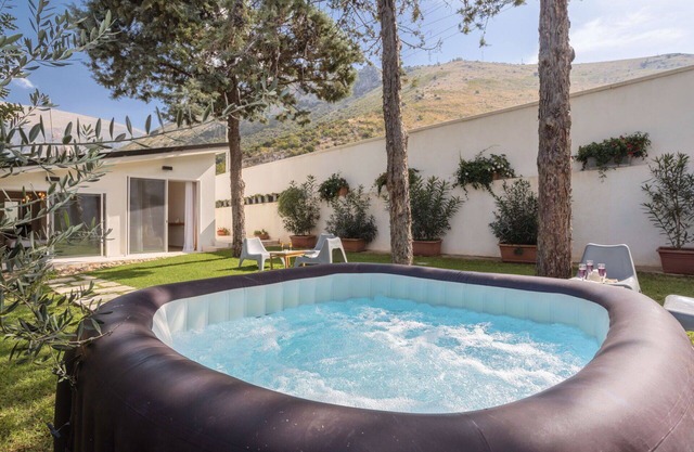 Estupenda casa de vacaciones privada con bañera de hidromasaje, WIFI, A/C, TV y aparcamiento