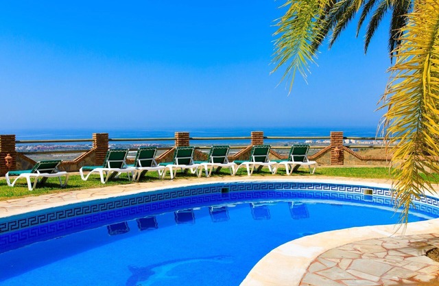 Stunning private villa with hot tub, WIFI, private pool, A/C, TV, terrace, pets allowed and park.