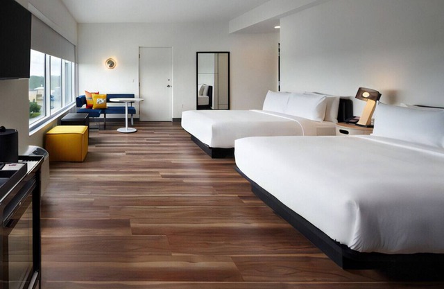 Stunning Queen Room to Stay near Discovery Cove