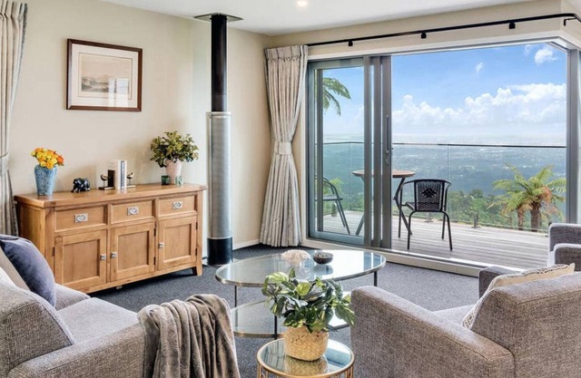 ★ Retiro tranquilo y moderno en la cima de una colina cerca de Henderson, Titirangi, Piha y Karekare ★