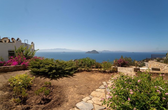 Stunning Sea View Villa w Garden, 5 min to Beach