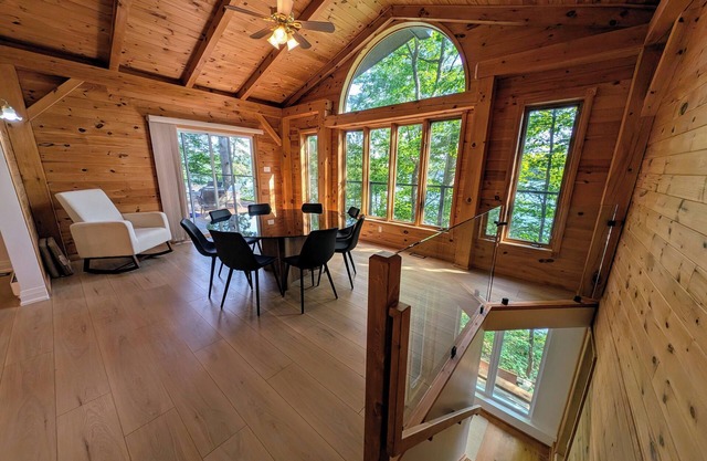 Stunning, spacious and serene lakefront cottage!