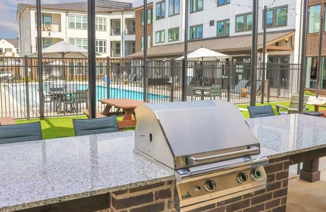 Stunning Studio apartment, KINGbed, gym, pool, washer dryer, WiFi,great location