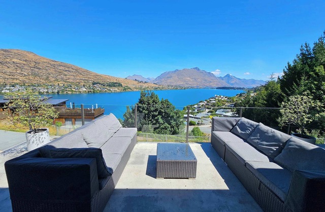 Stunning Views - Queenstown Townhouse