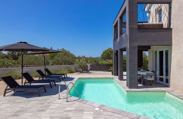 Preciosa casa de vacaciones con WIFI, bañera de hidromasaje, A/C, piscina privada, TV, terraza