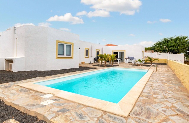 Preciosa casa de vacaciones para 6 personas con WIFI, piscina privada, TV, terraza y aparcamiento