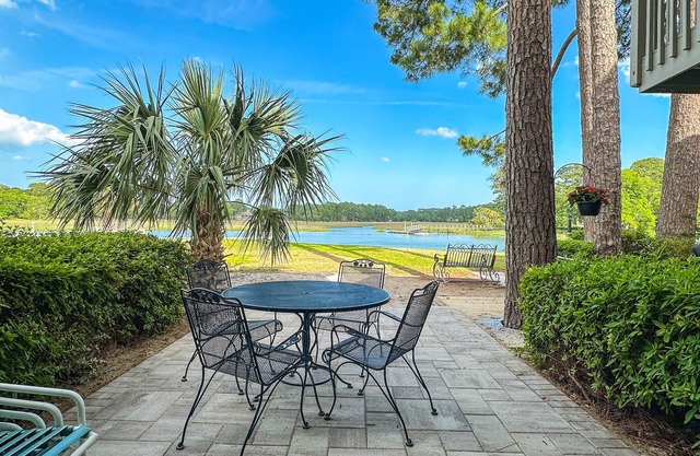 STUNNING WATERFRONT VILLA WITH PRIVATE DOCK, BEACH, & SALTY DOG HILTON HEAD