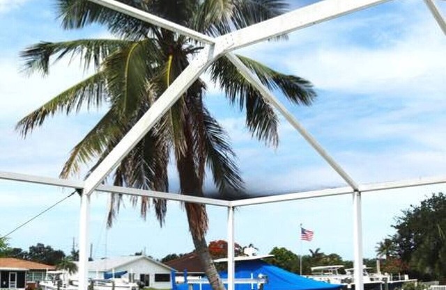 Vistas panorámicas al agua, una piscina y proximidad a playas, museos y restaurantes