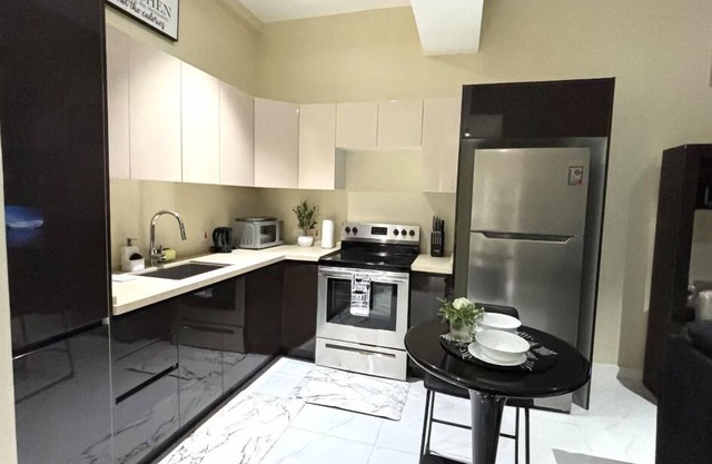 Stylish 1-Bed Condo with Views in Harloe