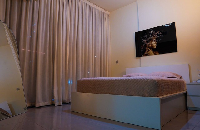 Stylish 1-Bedroom Apartment in Prime Location Furnished with Top Amenities.