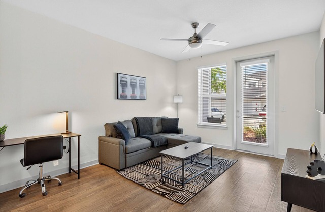 Stylish 1BR Apt/King Bed/ Pool/Close to Beach