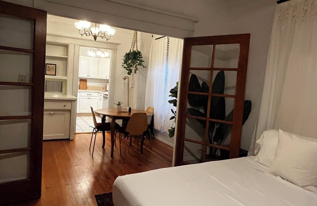 Stylish 1BR condo in historic building- premium location in Nob Hill NW Alphabet