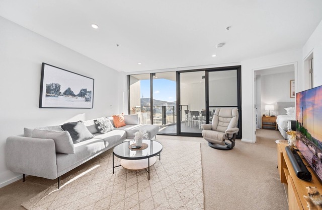 Stylish 2-Bed Apartment in Canberra CBD