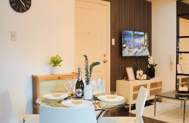Stylish 2-bedroom condo with fitness room and near vibrant night life in Makati