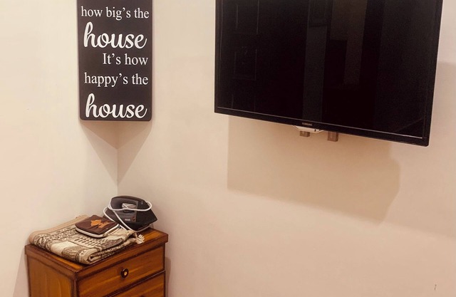 Stylish 2BR Unit: ideal retreatliving room kitchen