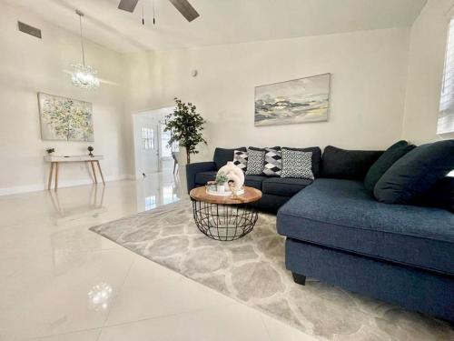 Stylish 3/2 getaway! Near Theme Parks!