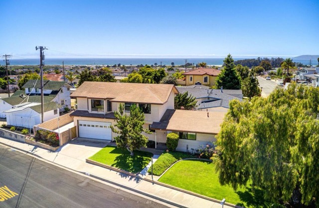 Stylish 3bdrm, 3 bath home in Grover Beach, Sleeps 10, close to everything