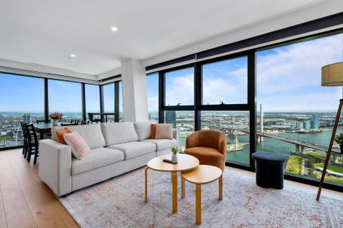 Stylish 3BR Haven with River and Sea Views in Docklands