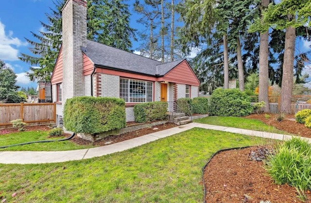 Spring Sale – 20% Off | Stylish 3BR Home in West Seattle w/ Fenced Yard