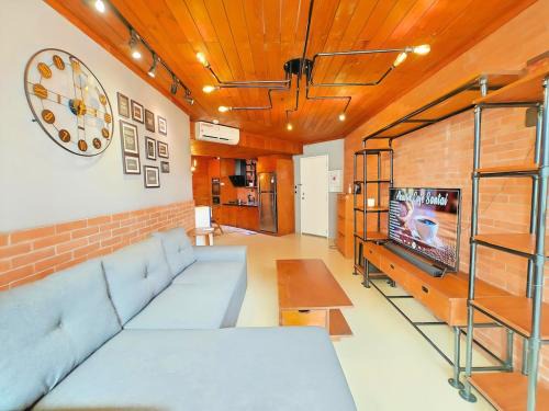 Stylish 3BR Rasuna Apt with Pool, Gym,Wi-Fi, Netflix