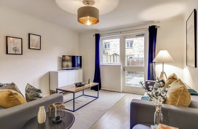 Lovely 4bed House w/garden, 1 stop to Waterloo