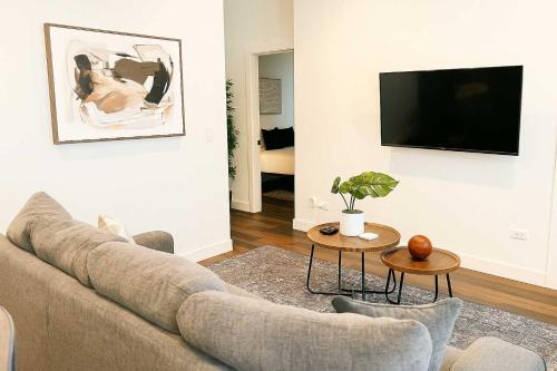 Stylish 4BR Stay-Prime Location - State rep