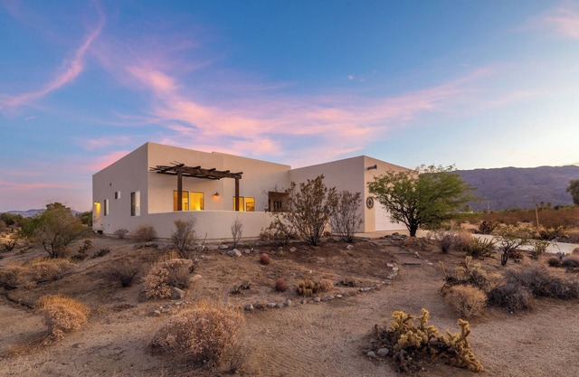 Stylish and Private Adobe Retreat with Views in Borrego Springs / Anza Borrego