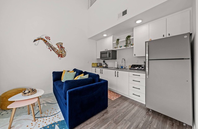 Stylish ATX Loft | Queen & Sofa Bed | Mins to DT