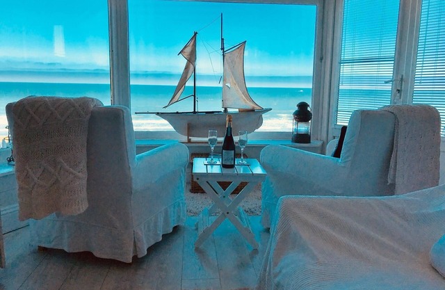 Elegante apartamento en la casa de playa con fabulosas vistas al mar