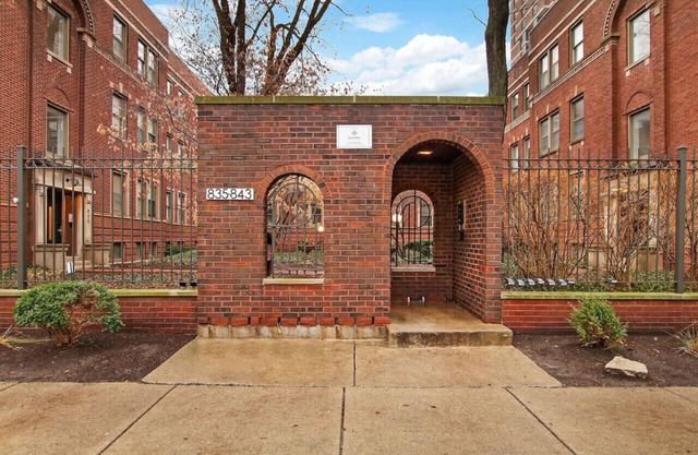 Stylish 2BR Apt: Your Gateway to Chicago Bliss!
