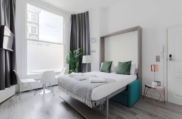 Stylish & Bright Studio in Kensington