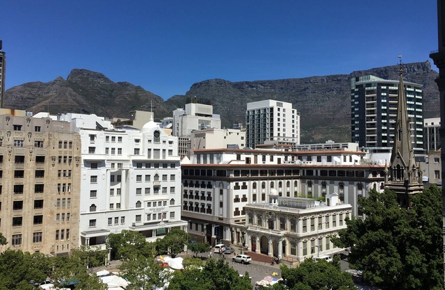 Elegante apartamento céntrico en Greenmarket Square con estacionamiento seguro.